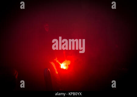 Napoli, Italia. 15 Dic, 2017. In occasione della convocazione del Ministro Generale dell'School-Work alternanza a Roma dal Ministro Fedeli, con lo scopo di fare un bilancio dei primi tre anni gli studenti provenienti da tutta Italia sono scesi in piazza per protestare contro ciò che è considerato un inutile scolastica modello di business. (Italia, Napoli, Dicembre 15th, 2017) Credit: Indipendente Agenzia fotografica/Alamy Live News Foto Stock