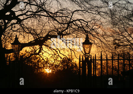 Greenwich, Londra, Regno Unito. Il 14 dicembre, 2017. Un tramonto invernale visto da Greenwich Park nel sud est di Londra. Rob Powell/Alamy Live News Foto Stock