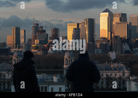 Greenwich, Londra, Regno Unito. Il 14 dicembre, 2017. Un tramonto invernale visto da Greenwich Park nel sud est di Londra. Rob Powell/Alamy Live News Foto Stock