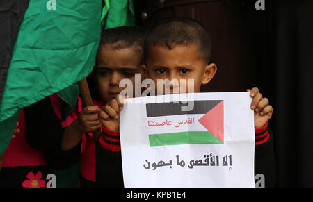 La città di Gaza, Striscia di Gaza, Territori palestinesi. 15 Dic, 2017. Palestinesi prendere parte a una manifestazione di protesta contro il presidente statunitense Donald Trump per la decisione di riconoscere Gerusalemme come capitale di Israele nella Striscia di Gaza City, il 15 dicembre 2017. Migliaia di palestinesi hanno protestato nuovamente a Gerusalemme contro il presidente statunitense Donald Trump per la decisione di riconoscere la città come la capitale di Israele Credito: Yasser Qudih APA/images/ZUMA filo/Alamy Live News Foto Stock