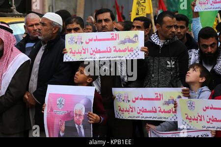 La città di Gaza, Striscia di Gaza, Territori palestinesi. 15 Dic, 2017. Palestinesi prendere parte a una manifestazione di protesta contro il presidente statunitense Donald Trump per la decisione di riconoscere Gerusalemme come capitale di Israele nella Striscia di Gaza City, il 15 dicembre 2017. Migliaia di palestinesi hanno protestato nuovamente a Gerusalemme contro il presidente statunitense Donald Trump per la decisione di riconoscere la città come la capitale di Israele Credito: Yasser Qudih APA/images/ZUMA filo/Alamy Live News Foto Stock