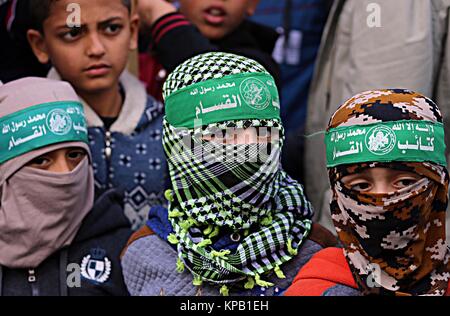 La città di Gaza, Striscia di Gaza, Territori palestinesi. 15 Dic, 2017. Palestinesi prendere parte a una manifestazione di protesta contro il presidente statunitense Donald Trump per la decisione di riconoscere Gerusalemme come capitale di Israele nella Striscia di Gaza City, il 15 dicembre 2017. Migliaia di palestinesi hanno protestato nuovamente a Gerusalemme contro il presidente statunitense Donald Trump per la decisione di riconoscere la città come la capitale di Israele Credito: Yasser Qudih APA/images/ZUMA filo/Alamy Live News Foto Stock