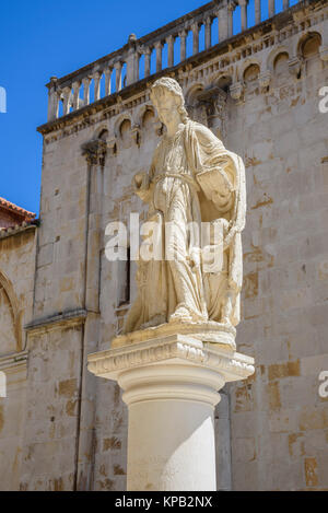 Statua, centro storico di Traù, Croazia Foto Stock