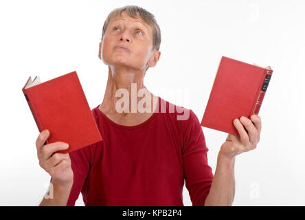 Modello di rilascio, Frau, 60+, mit Buechern - donna, 60 + , con libri Foto Stock