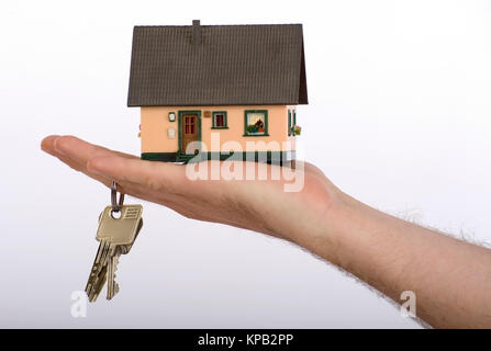 Modello di rilascio, Haus und Schluessel in der mano, Symbolbild Hauskauf - casa e chiavi in mano Foto Stock