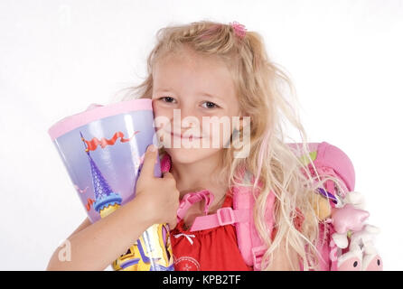 Modello di rilascio, Schulanfaengerin mit Schultuete - prima della livellatrice con First-Day-scuola-cornet Foto Stock