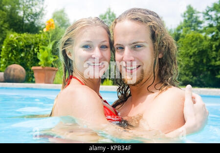 Modello di rilascio, Liebespaar im Swimmingpool - amore matura in piscina Foto Stock