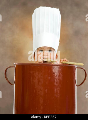 Modello di rilascio, Kleinkind mit Kochhaube Kochtopf im - bambino con chef della PAC nel recipiente di cottura Foto Stock