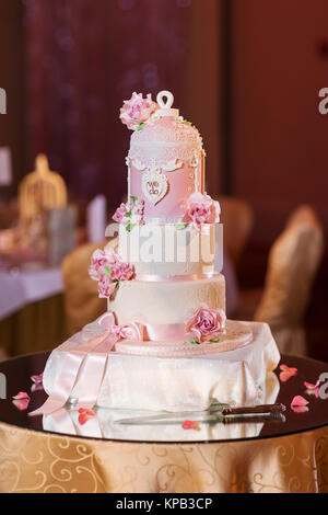 Torta di Nozze in occasione di un ricevimento decortaed con fiori Foto Stock