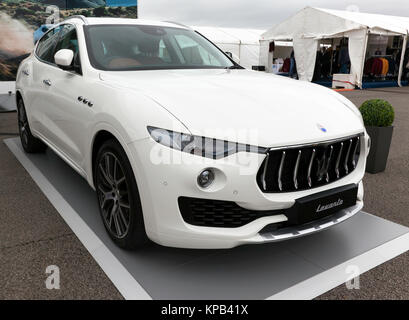 Tre quarti di vista frontale di una Maserati Levante, lusso crossover SUV sul display nel villaggio area verde del 2017 Silverstone Classic Foto Stock