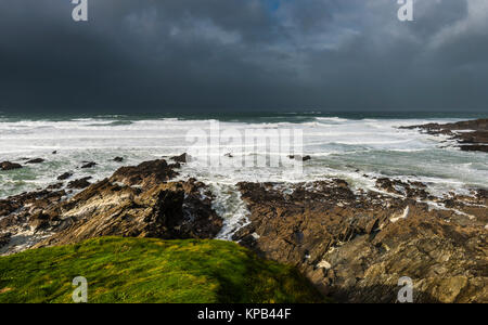 Tempesta atlantica Brian infuriano a Fistral Beach, Cornwall, Regno Unito Foto Stock