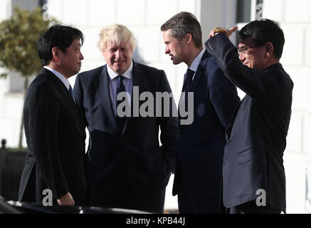 Segretario di Stato per gli affari esteri Boris Johnson (seconda a sinistra) e il Segretario della Difesa Gavin Williamson (seconda a destra) accolgono i loro omologhi giapponesi il Ministro della difesa Itsunori Onodera (sinistra) e il Ministro degli esteri Taro Kono (destra) al National Maritime Museum di Londra per colloqui in materia di sicurezza e di difesa di co-operazione. Foto Stock