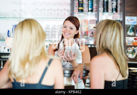 Modello di rilascio, freundliche, junge Kellnerin hinter der Theke notiert sich die Bestellung - friendly cameriera Foto Stock