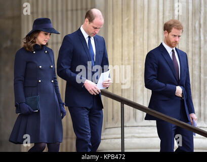 Il Duca e la Duchessa di Cambridge con il principe Harry lasciando dopo il memoriale di servizio presso la Cattedrale di San Paolo a Londra, per contrassegnare i sei mesi di anniversario della torre Grenfell fire. Foto Stock