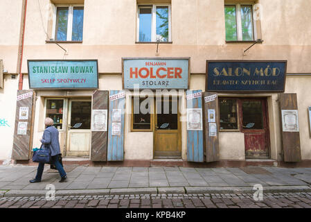 Kazimierz Cracovia street, una fila di 1940s periodo-style fronti nel vecchio quartiere ebraico di Kazimierz di Cracovia, in Polonia. Foto Stock