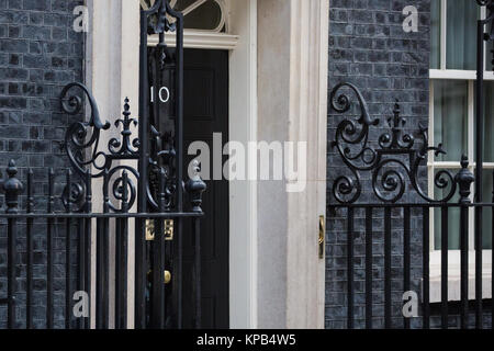 Londra, Regno Unito. 22 Novembre, 2017. L'ingresso 10 di Downing Street, residenza ufficiale del Primo Ministro. Foto Stock