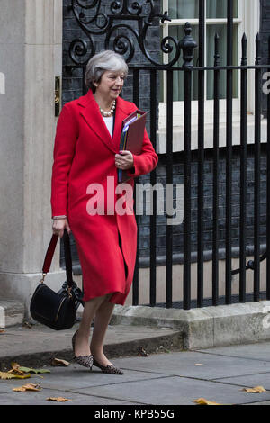Londra, Regno Unito. 22 Novembre, 2017. Il primo ministro Theresa Maggio lascia 10 di Downing Street per il bilancio annuncio da parte del Cancelliere dello Scacchiere Philip Foto Stock