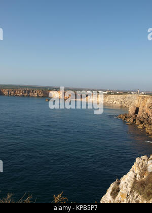 Costa vicino a punto di Sagres in Portogallo Foto Stock