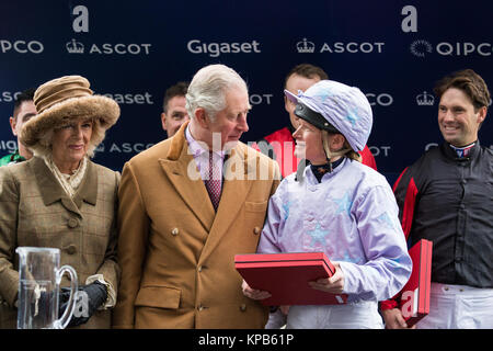 Ascot, Regno Unito. 24 Novembre, 2017. Il Principe di Galles, patrono del principe campagna del Fondo e della Duchessa di Cornovaglia per fare una presentazione di Emma Foto Stock