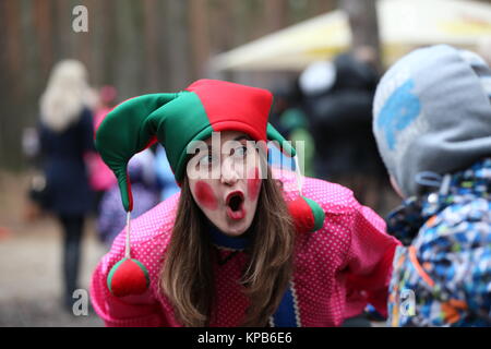 La Bielorussia città di Gomel. La celebrazione nazionale della vacanza russo "Addio al Winter Carnival' 25.02.2017 l'anno. Clown intrattenimento per bambini.Russ Foto Stock