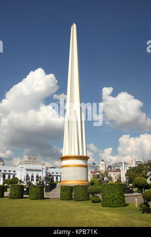 L'indipendenza monumento che è un obelisco in Maha Bandula Park, Yangon, Myanmar. Foto Stock