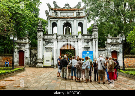 Gruppo nella parte anteriore del porta grande, il Tempio della Letteratura, Hanoi, Vietnam Foto Stock