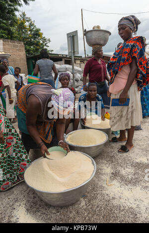 La vendita di gari al mercato in Mafi-Kumase corretto, Volta Regione, Ghana, Africa Foto Stock