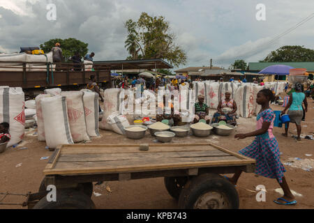 La vendita di gari al mercato in Mafi-Kumase corretto, Volta Regione, Ghana, Africa Foto Stock