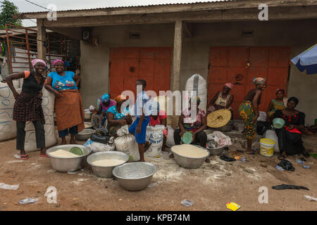 La vendita di gari al mercato in Mafi-Kumase corretto, Volta Regione, Ghana, Africa Foto Stock