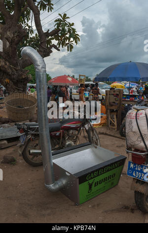 Un energia sustainalble forno per gari produzione per la vendita sul mercato nel giorno Mafi-Kumase corretto, Volta Regione, Ghana, Africa Foto Stock