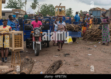 Giorno di mercato in Mafi-Kumase corretto, Volta Regione, Ghana, Africa Foto Stock