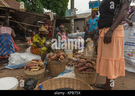 Giorno di mercato in Mafi-Kumase corretto, Volta Regione, Ghana, Africa Foto Stock