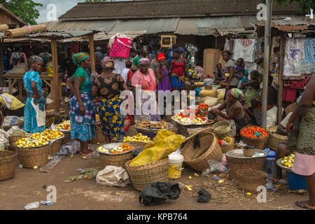 Giorno di mercato in Mafi-Kumase corretto, Volta Regione, Ghana, Africa Foto Stock