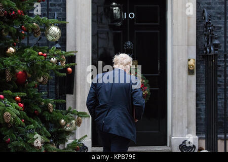 Londra, Regno Unito. 5 dicembre, 2017. Boris Johnson MP, Segretario di Stato per gli Affari Esteri e del Commonwealth, arriva al 10 di Downing Street per un armadio Foto Stock