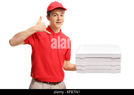 Teenage Pizza ragazzo con una pila di scatole per pizza di effettuare una chiamata me gesto isolato su sfondo bianco Foto Stock