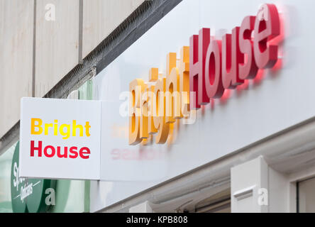 Apertura di un negozio BrightHouse a Cheltenham, Inghilterra, Regno Unito. L'affitto per il proprio gigante è vicino al collasso con 2400 posti di lavoro a rischio. Foto Stock