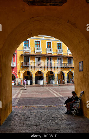 Tipiche facciate colorate con i balconi delle case a Plaza de Los Coches, Cartagena de Indias, Colombia, Sud America Foto Stock