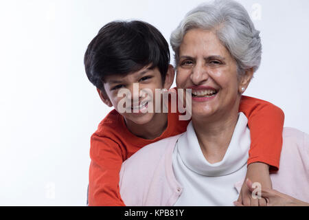 Ritratto di Nonna e nipote avvolgente Foto Stock