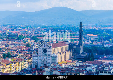 Uno dei simboli di Firenze la basilica di Santa Croce che ospita il sepolcro di personaggi di spicco Foto Stock