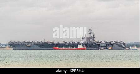 American portaerei USS George HW Bush visita a Portsmouth, ancorato nel Solent a Stokes Bay, vicino a Gosport e punto di Gilkicker Foto Stock