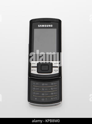 Un vecchio Samsung flip open mobile phone su sfondo bianco. Foto Stock