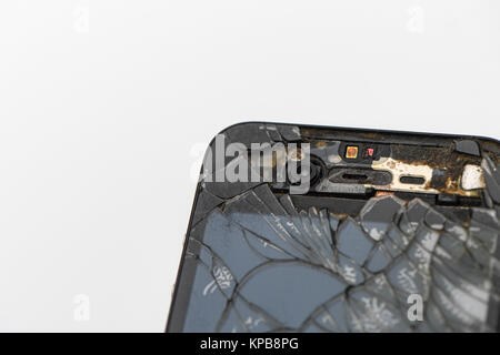 Un male incrinato la seconda generazione di iPhone su uno sfondo bianco Foto Stock