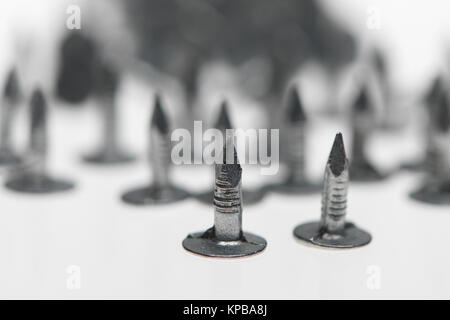 Un mucchio di feltro chiodi con i punti che mostra su uno sfondo bianco possibile concetto di utilizzo. Foto Stock