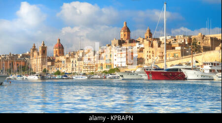 Barche a vela su Senglea marina in Grand Bay, Valletta, Malta, su una luminosa mattina di sole Foto Stock