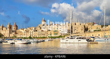 Barche a vela su Senglea marina in Grand Bay, Valletta, Malta, immagine panoramica Foto Stock