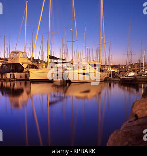 Panorama wth barche a vela su Senglea marina in Grand Bay, Valletta, Malta, su una serata tranquilla. Questa immagine è tonica. Foto Stock