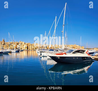 Barche a vela su Senglea marina in Grand Bay, Valletta, Malta, il golden mattina Foto Stock