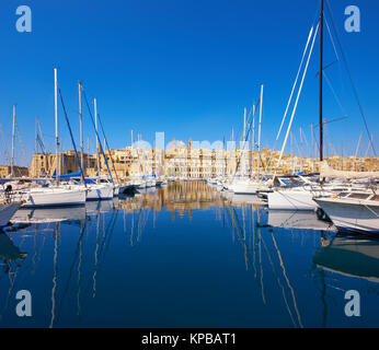 Barche a vela su Senglea marina in Grand Bay, Valletta, Malta, su un luminoso giorno Foto Stock