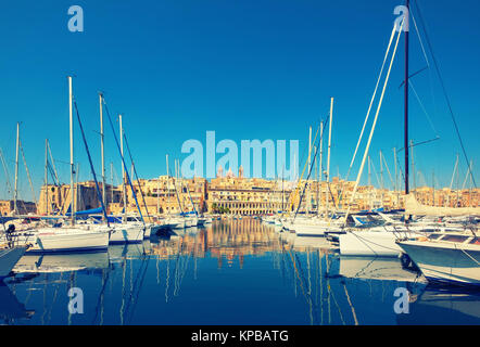 Barche a vela su Senglea marina in Grand Bay, Valletta, Malta, su un luminoso giorno. Questa immagine è tonica. Foto Stock