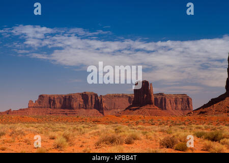 Picchi iconico di formazioni rocciose nel parco tribale Navajo della Monument Valley nello Utah, Stati Uniti d'America Foto Stock